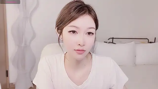 Snapshot of longlong_xu chatting on 10-23-25, 01:43 longlong xu online show from 10-23-25, 01:43