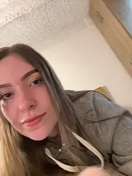 Snapshot of eilynxx chatting on 02-13-25, 09:27 eilynxx online show from 02-13-25, 09:27