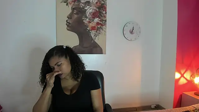 Snapshot of CamiilaReyes chatting on 11-24-25, 01:11 CamiilaReyes online show from 11-24-25, 01:11