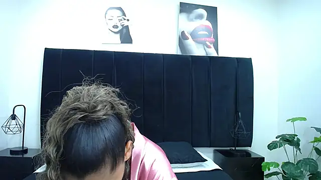 Snapshot of CamiilaReyes chatting on 01-10-26, 04:09 CamiilaReyes online show from 01-10-26, 04:09