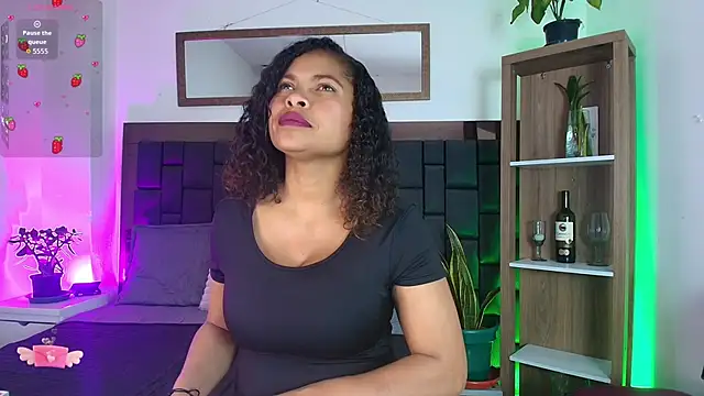 Snapshot of CamiilaReyes chatting on 04-10-26, 03:17 CamiilaReyes online show from 04-10-26, 03:17