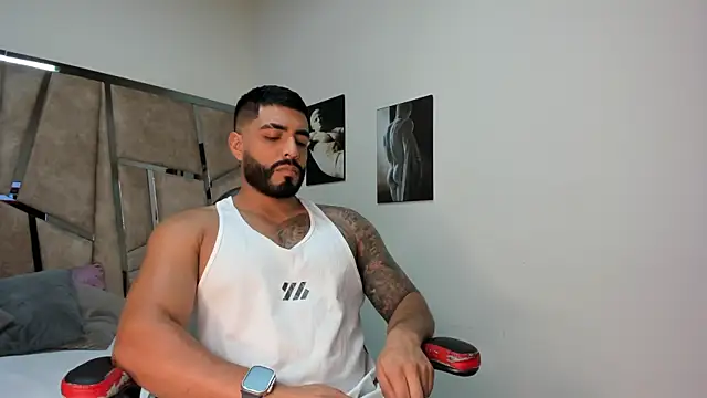 Snapshot of LeandroRusso chatting on 02-06-25, 07:51 LeandroRusso online show from 02-06-25, 07:51