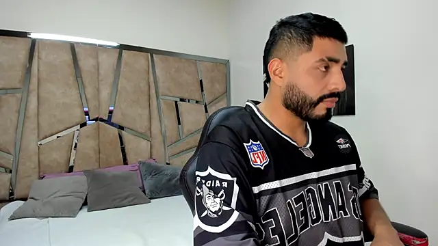 Snapshot of LeandroRusso chatting on 02-12-25, 08:40 LeandroRusso online show from 02-12-25, 08:40