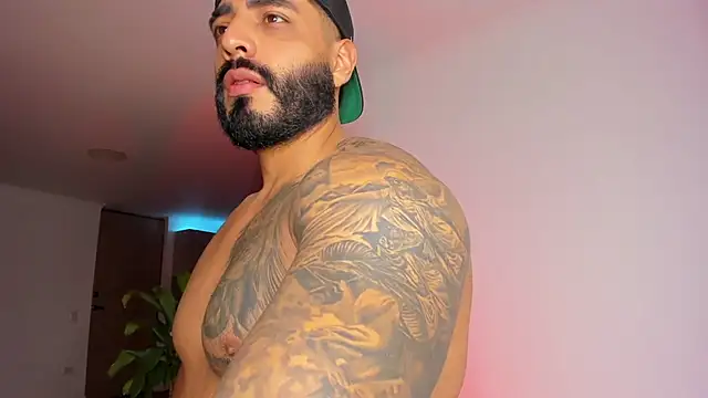 Snapshot of LeandroRusso chatting on 03-18-25, 02:25 LeandroRusso online show from 03-18-25, 02:25