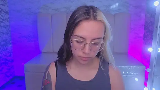 Hela v online show from 11-17-25, 08:14