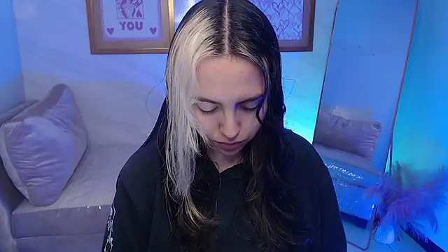 Hela v online show from 11-18-25, 12:20