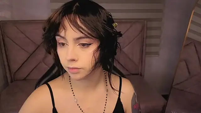 Snapshot of Hela_v chatting on 05-19-26, 01:06 Hela v online show from 05-19-26, 01:06