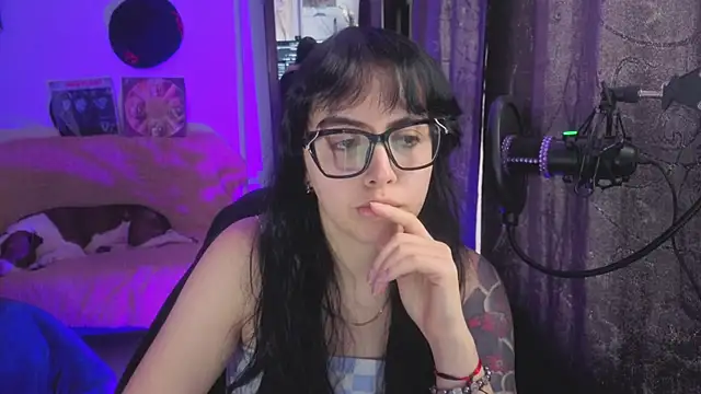 Snapshot of Hela_v chatting on 07-17-26, 01:51 Hela v online show from 07-17-26, 01:51