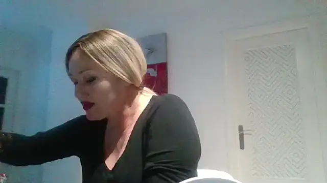 Snapshot of Luzia-Sal chatting on 01-27-25, 09:33 Luzia-Sal online show from 01-27-25, 09:33