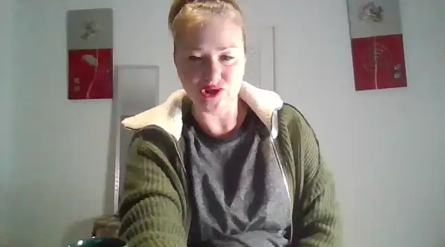 Snapshot of Luzia-Sal chatting on 02-12-25, 07:44 Luzia-Sal online show from 02-12-25, 07:44