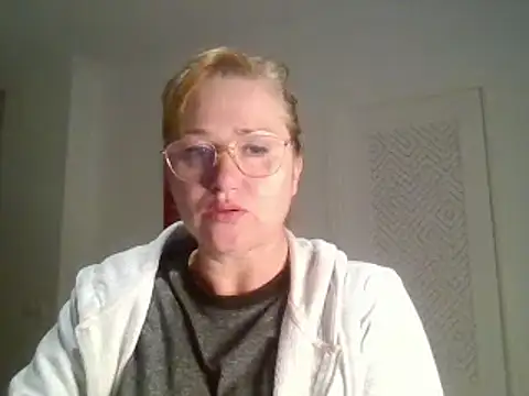 Snapshot of Luzia-Sal chatting on 02-12-25, 09:01 Luzia-Sal online show from 02-12-25, 09:01