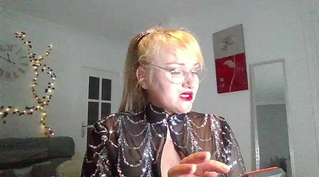 Snapshot of Luzia-Sal chatting on 02-13-25, 11:15 Luzia-Sal online show from 02-13-25, 11:15