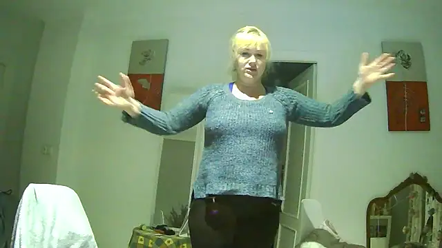 Snapshot of Luzia-Sal chatting on 02-14-25, 10:36 Luzia-Sal online show from 02-14-25, 10:36