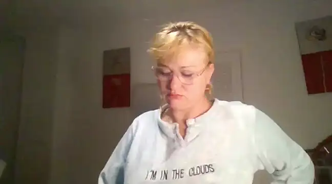 Snapshot of Luzia-Sal chatting on 02-15-25, 07:27 Luzia-Sal online show from 02-15-25, 07:27