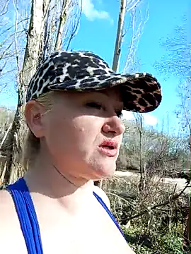 Snapshot of Luzia-Sal chatting on 02-16-25, 02:54 Luzia-Sal online show from 02-16-25, 02:54