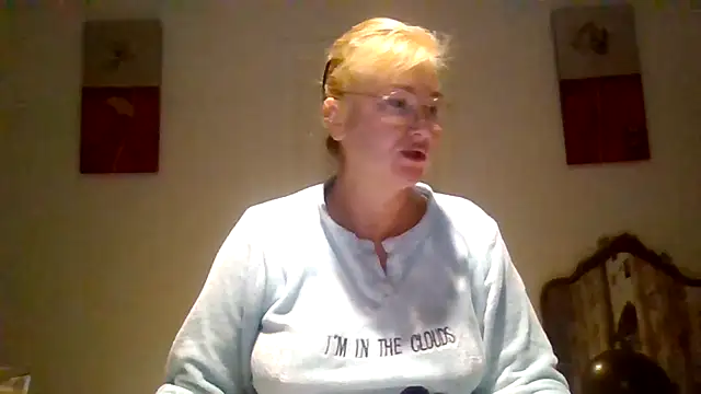 Snapshot of Luzia-Sal chatting on 02-19-25, 03:50 Luzia-Sal online show from 02-19-25, 03:50