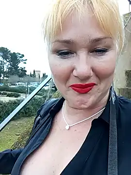 Snapshot of Luzia-Sal chatting on 02-19-25, 12:22 Luzia-Sal online show from 02-19-25, 12:22