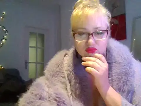 Snapshot of Luzia-Sal chatting on 03-05-25, 09:59 Luzia-Sal online show from 03-05-25, 09:59