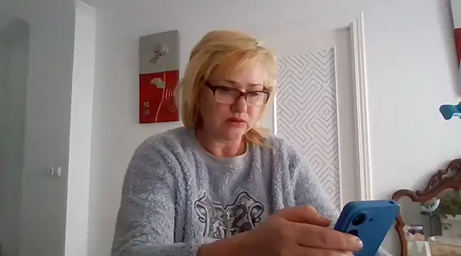 Snapshot of Luzia-Sal chatting on 03-09-25, 10:08 Luzia-Sal online show from 03-09-25, 10:08