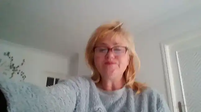 Snapshot of Luzia-Sal chatting on 03-10-25, 08:04 Luzia-Sal online show from 03-10-25, 08:04