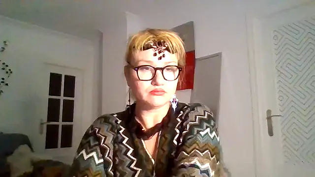 Snapshot of Luzia-Sal chatting on 03-12-25, 06:33 Luzia-Sal online show from 03-12-25, 06:33