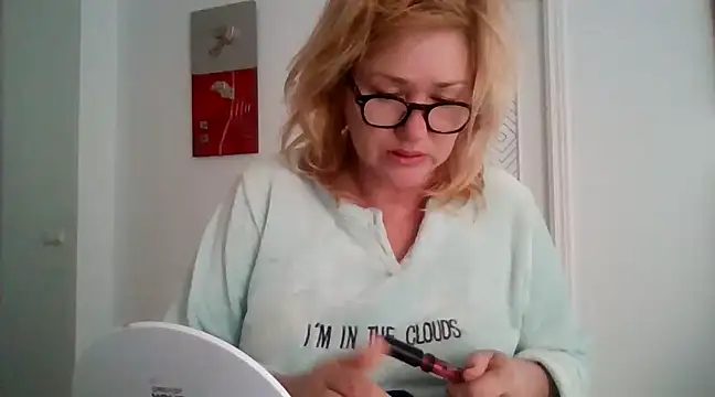 Snapshot of Luzia-Sal chatting on 03-15-25, 08:04 Luzia-Sal online show from 03-15-25, 08:04