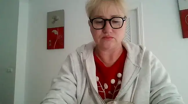 Snapshot of Luzia-Sal chatting on 03-22-25, 10:06 Luzia-Sal online show from 03-22-25, 10:06