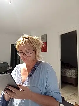 Snapshot of Luzia-Sal chatting on 09-12-25, 06:02 Luzia-Sal online show from 09-12-25, 06:02