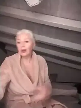 Snapshot of divinaerotica chatting on 03-17-25, 06:00 divinaerotica online show from 03-17-25, 06:00