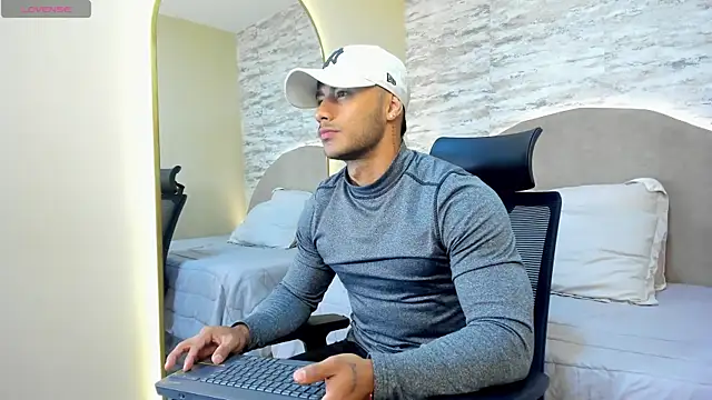 Snapshot of lennox_ray chatting on 02-13-25, 11:50 lennox ray online show from 02-13-25, 11:50