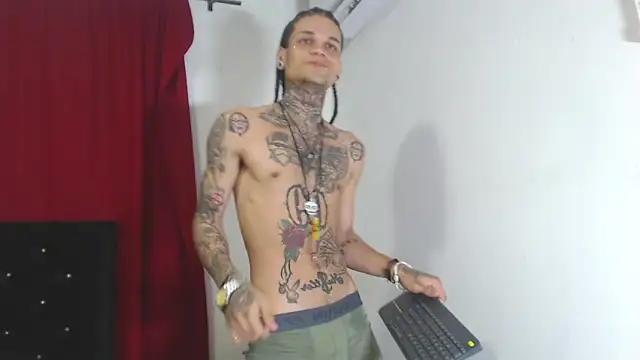Snapshot of hot_man05 chatting on 02-24-25, 12:52 hot man05 online show from 02-24-25, 12:52