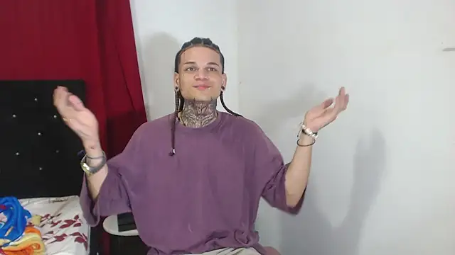Snapshot of hot_man05 chatting on 03-03-25, 01:31 hot man05 online show from 03-03-25, 01:31