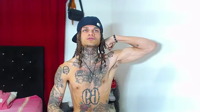 Snapshot of hot_man05 chatting on 03-19-25, 05:30 hot man05 online show from 03-19-25, 05:30