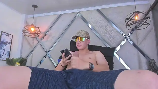 Snapshot of Thomas_May4rs chatting on 02-24-25, 10:37 Thomas May4rs online show from 02-24-25, 10:37