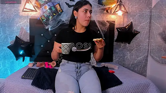 Snapshot of emberhodson chatting on 10-17-25, 11:57 emberhodson online show from 10-17-25, 11:57