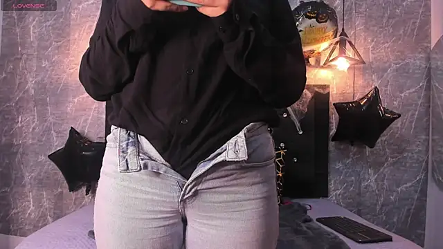 Snapshot of emberhodson chatting on 10-18-25, 12:28 emberhodson online show from 10-18-25, 12:28