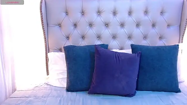 Liiamthompson online show from 06-01-26, 10:22