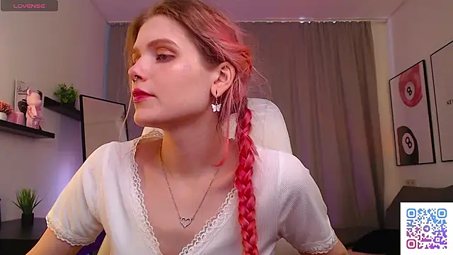 Gretchen Mol online show from 03-21-26, 07:35