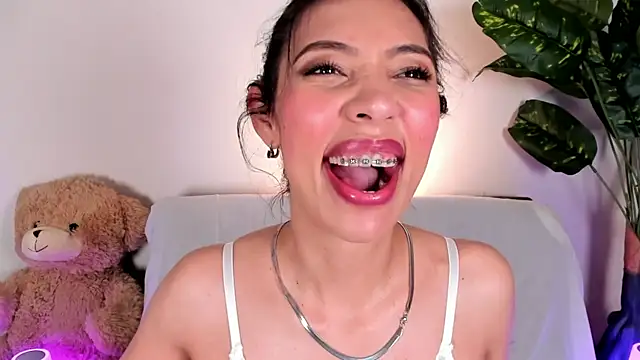 Snapshot of Miss_veronicaa2 chatting on 05-08-26, 01:27 Miss veronicaa2 online show from 05-08-26, 01:27