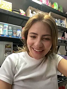 Snapshot of Andrea18_blonde chatting on 06-05-26, 03:40 Andrea18 blonde online show from 06-05-26, 03:40