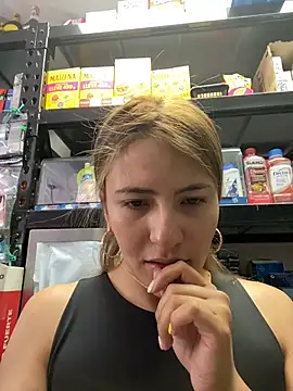 Snapshot of Andrea18_blonde chatting on 06-09-26, 03:45 Andrea18 blonde online show from 06-09-26, 03:45