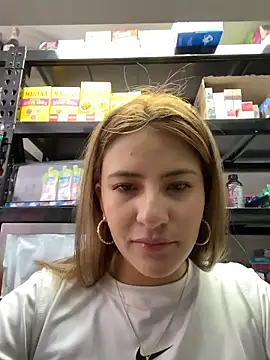 Snapshot of Andrea18_blonde chatting on 06-10-26, 03:11 Andrea18 blonde online show from 06-10-26, 03:11