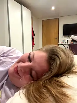 Snapshot of Lars-Lola chatting on 12-05-25, 09:40 Lars-Lola online show from 12-05-25, 09:40