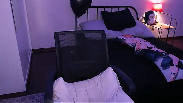 Snapshot of rennnuts chatting on 10-15-25, 05:40 rennnuts online show from 10-15-25, 05:40