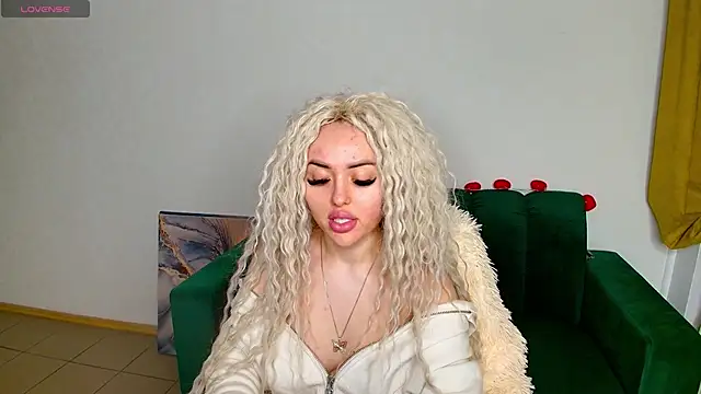 Snapshot of MissisCaty chatting on 02-11-25, 11:12 MissisCaty online show from 02-11-25, 11:12