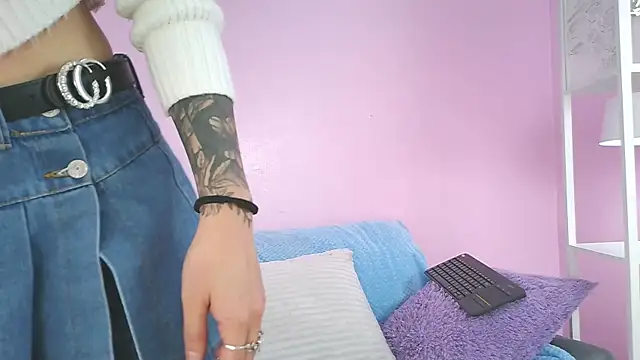 Snapshot of Hiyakasudere chatting on 11-18-25, 06:45 Hiyakasudere online show from 11-18-25, 06:45