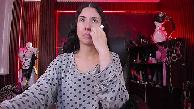 XiaQueen online show from 10-31-25, 03:13