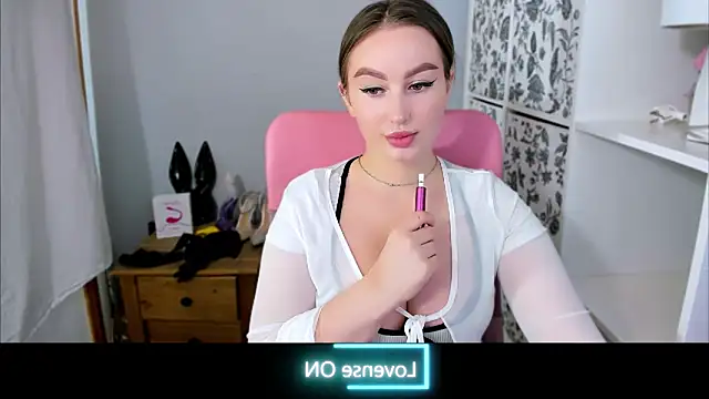 Snapshot of DonnaCam chatting on 05-12-26, 06:05 DonnaCam online show from 05-12-26, 06:05