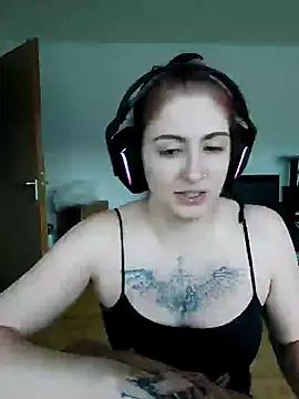 Snapshot of Gamergirl-Linela chatting on 03-04-25, 04:30 Gamergirl-Linela online show from 03-04-25, 04:30