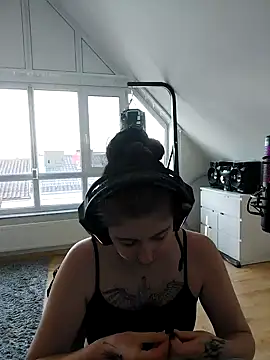 Snapshot of Gamergirl-Linela chatting on 03-05-25, 03:29 Gamergirl-Linela online show from 03-05-25, 03:29